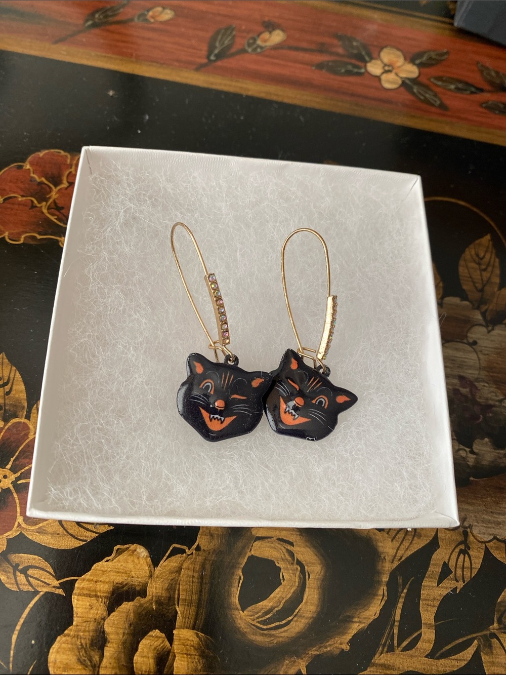 Betsey Johnson Retro Black Cat Winking earrings w box